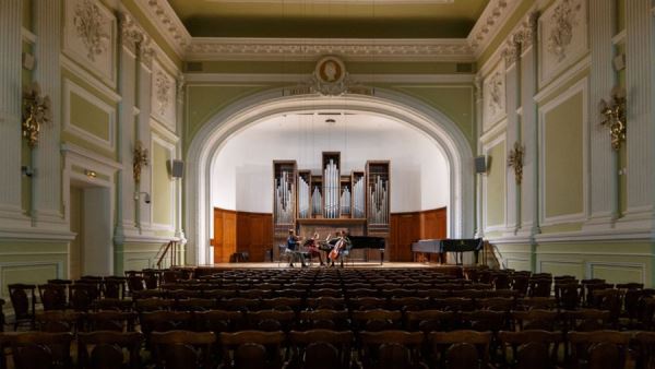 Полцарства — в передачу: «Игра престолов» в РАМТ и «Алиса в Стране Чудес»