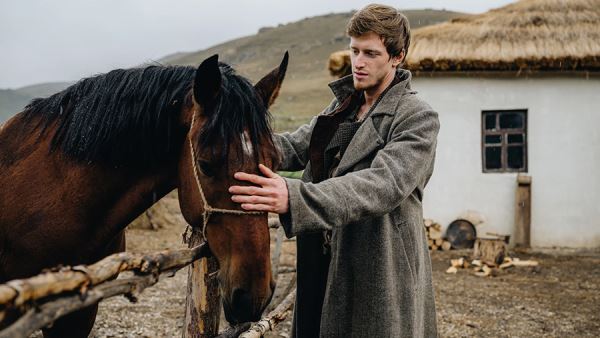 Августейшая особость: драма по Богомолову подбирается к миллиарду