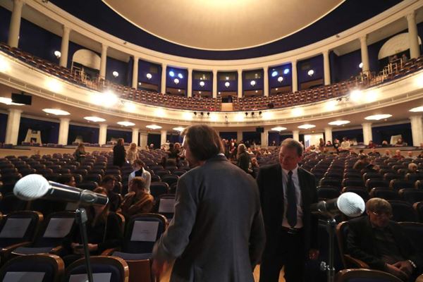 Последний дубль: в Москве простились с легендарным актером дубляжа Алексеем Золотницким