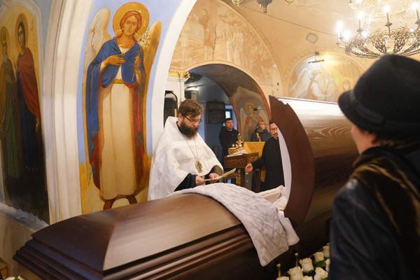 Последний дубль: в Москве простились с легендарным актером дубляжа Алексеем Золотницким