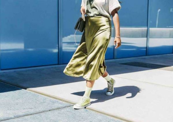 Атласная юбка — летний хит, актуальный и осенью, как и с чем носить