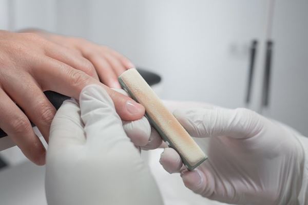 Можно ли заразиться ВИЧ при маникюре? Врач объяснила реальные риски