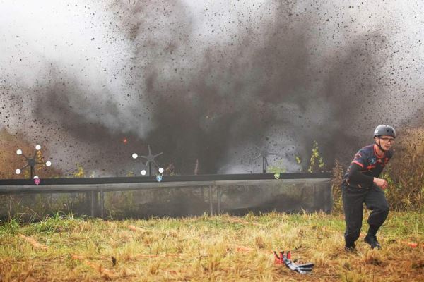 «Меня посадили в клетку и опустили в воду»