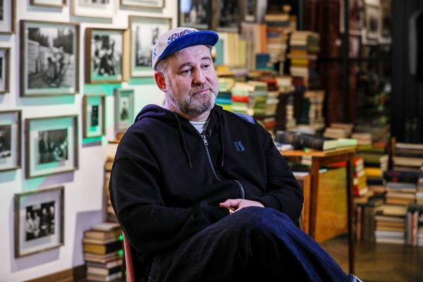 «Шпионы, погони, государственные секреты — это просто интересно»