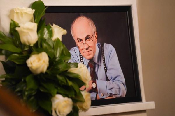 Последний дубль: в Москве простились с легендарным актером дубляжа Алексеем Золотницким