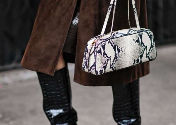 Стильная альтернатива леопарду: как носить змеиный принт осенью