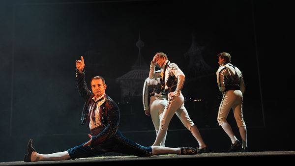 Выйти на «Задворки»: в «Ленкоме» возродили традиционные капустники Абдулова