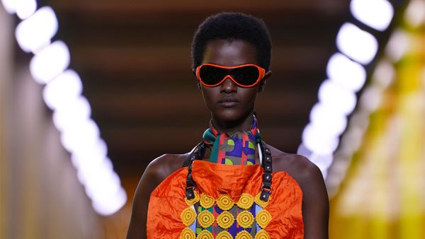 Спец в одежде: почему фартук стал самой модной вещью сезона