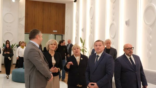 Андрей Бочаров посетил Волгоградский ТЮЗ перед открытием театрального сезона