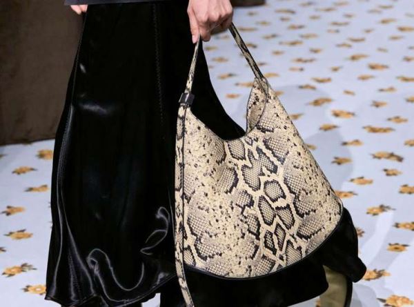 Стильная альтернатива леопарду: как носить змеиный принт осенью