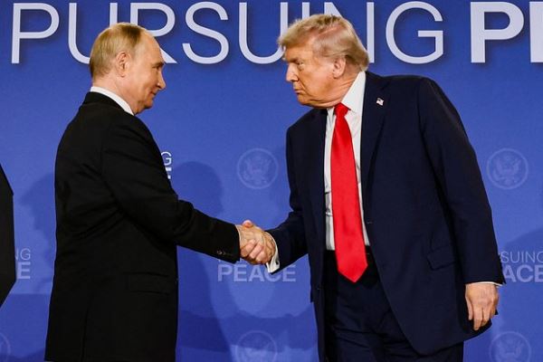 Эксперт: Европу могут исключить из переговоров по Украине после встречи Путина и Трампа