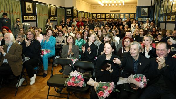 Взят с экрана: про жизнь Олега Табакова сделали спектакль в МХТ