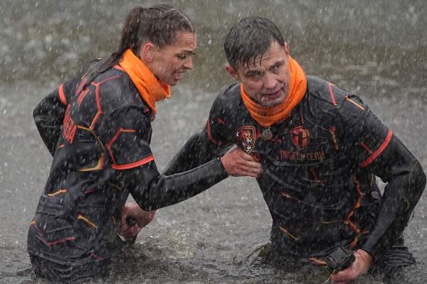 «Меня посадили в клетку и опустили в воду»