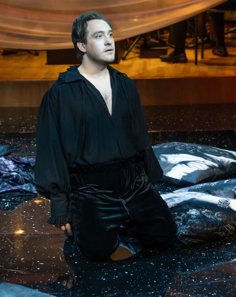 С маски спрошено: в «Геликоне» поставили оперу о губительной страсти