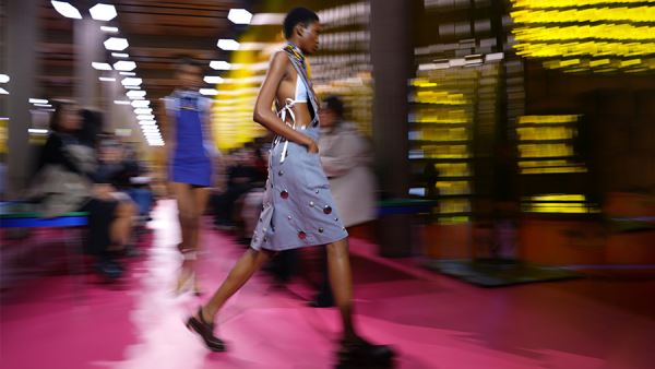 Спец в одежде: почему фартук стал самой модной вещью сезона