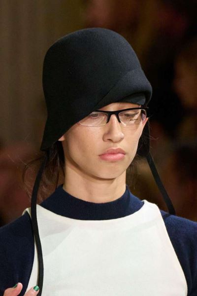 Модные шапки, береты и кепки — что носить осенью 2025