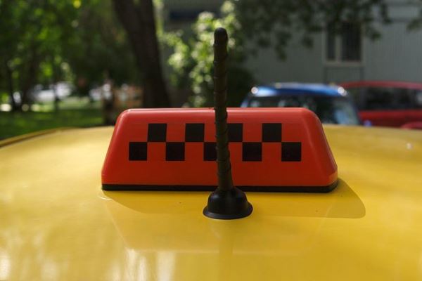Таксист в Домодедово обманул иностранца на 27 тысяч рублей