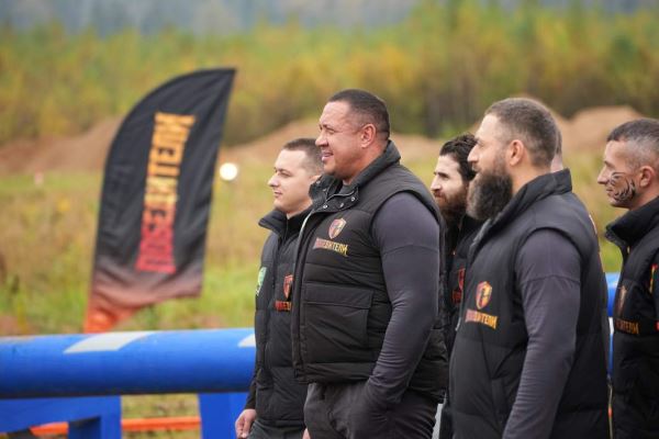 «Меня посадили в клетку и опустили в воду»