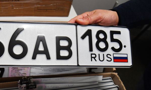 Водители, чьи автомобильные номера не содержат изображение российского флага, могут быть оштрафованы