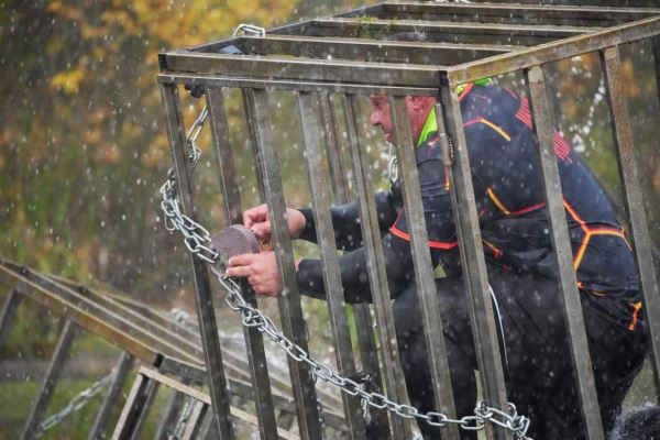 «Меня посадили в клетку и опустили в воду»