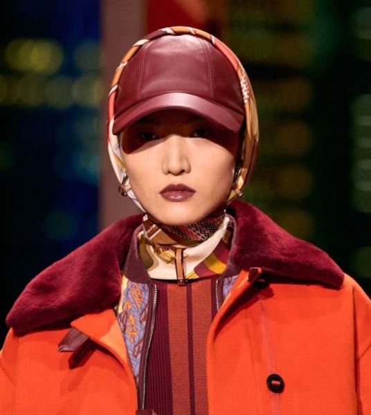 Подари мне платок: как стильно носить его осенью 2025