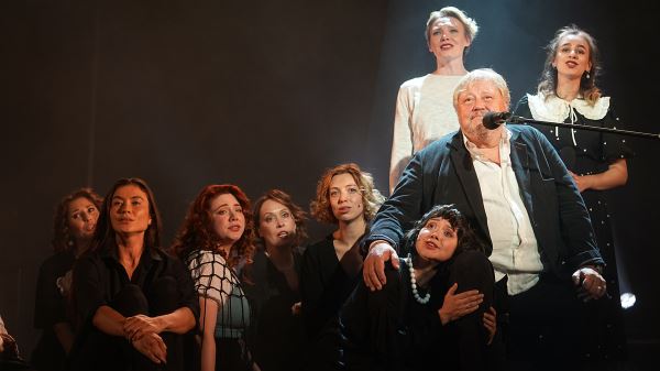 Выйти на «Задворки»: в «Ленкоме» возродили традиционные капустники Абдулова