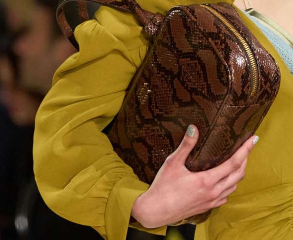 Стильная альтернатива леопарду: как носить змеиный принт осенью