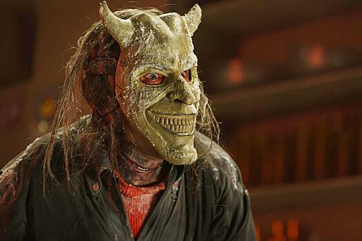 Маньяк атакует жертву — в отрывке из хоррора «Черный телефон 2»