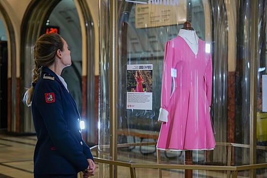 На станциях метро выставили костюмы со съемок фильма