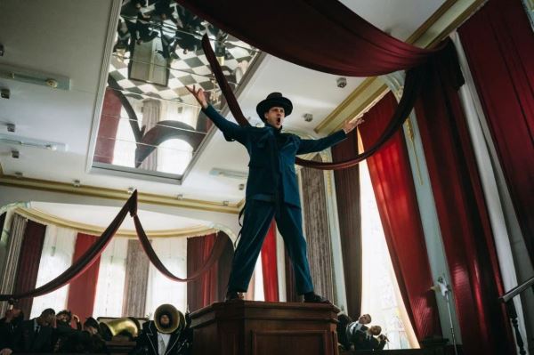 Появились яркие кадры мюзикла «Алиса в стране чудес» — выход 23 октября