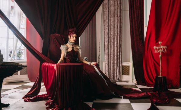 Появились яркие кадры мюзикла «Алиса в стране чудес» — выход 23 октября