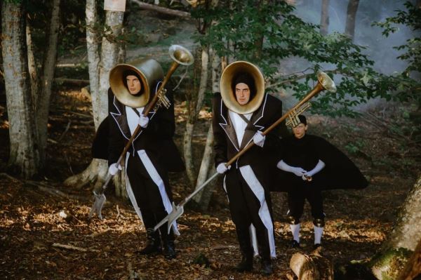 Появились яркие кадры мюзикла «Алиса в стране чудес» — выход 23 октября