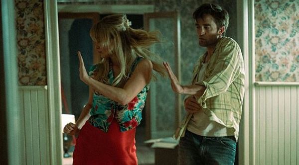 Появились свежие постеры «Умри, моя любовь» с Робертом Паттинсоном и Дженнифер Лоуренс