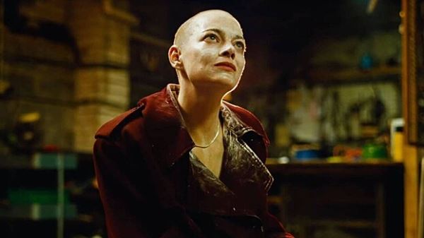 «Потрясающая чёрная комедия»: критики высоко оценили фильм «Бугония» с Эммой Стоун