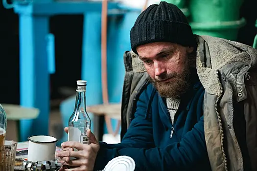 Сериал «Камбэк» с Александром Петровым в роли бомжа посмотрели 3 млн человек