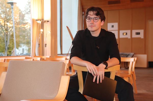 «Я — мечтатель, и это и отразилось в творчестве». Егор Ставер выпустил новый трек в рамках проекта «смог.»