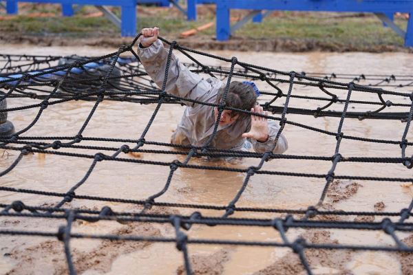 Из грязи — к связи: журналист «Известий» прошел испытания «Победителей»