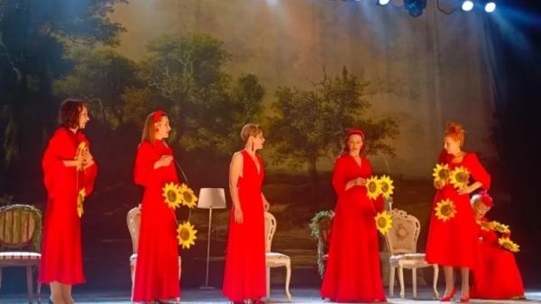 Актрисы театра Горького оказались на обложке эротического календаря