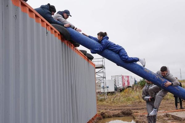 Из грязи — к связи: журналист «Известий» прошел испытания «Победителей»