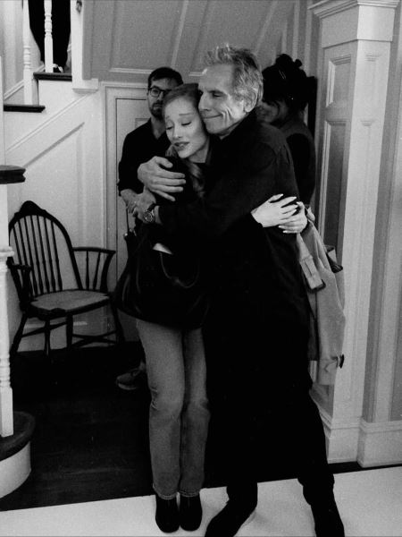 Бен Стиллер и Ариана Гранде — на фото со съёмок комедии «Знакомство с родителями 4»