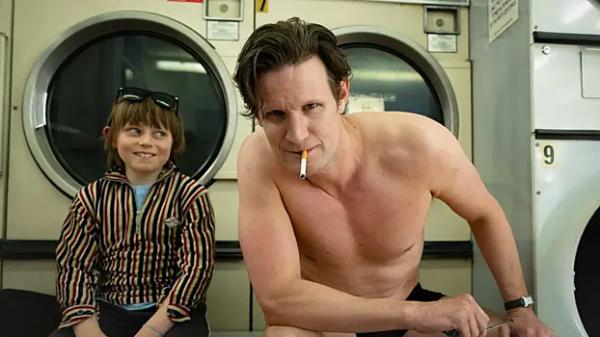 Мэтт Смит отправляется в странное путешествие с сыном в трейлере «Смерти Банни Манро»